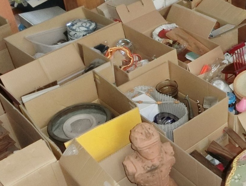仕分け中の遺品(陶磁器・骨董)